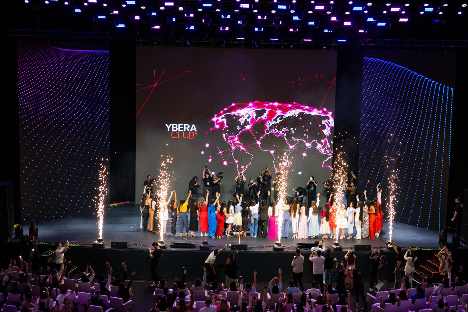 Influenciadora do Ybera Club sorrindo, representando independência e oportunidade