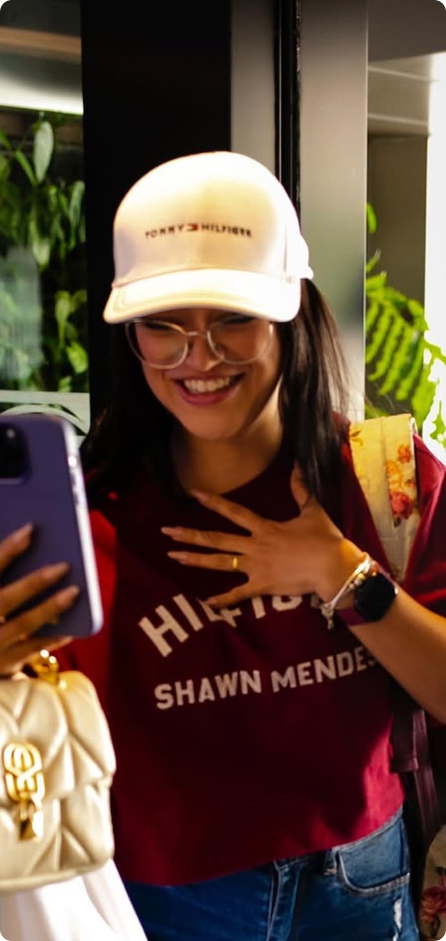 Influenciadora sorrindo com cabelo saudável, representando o Ybera Club