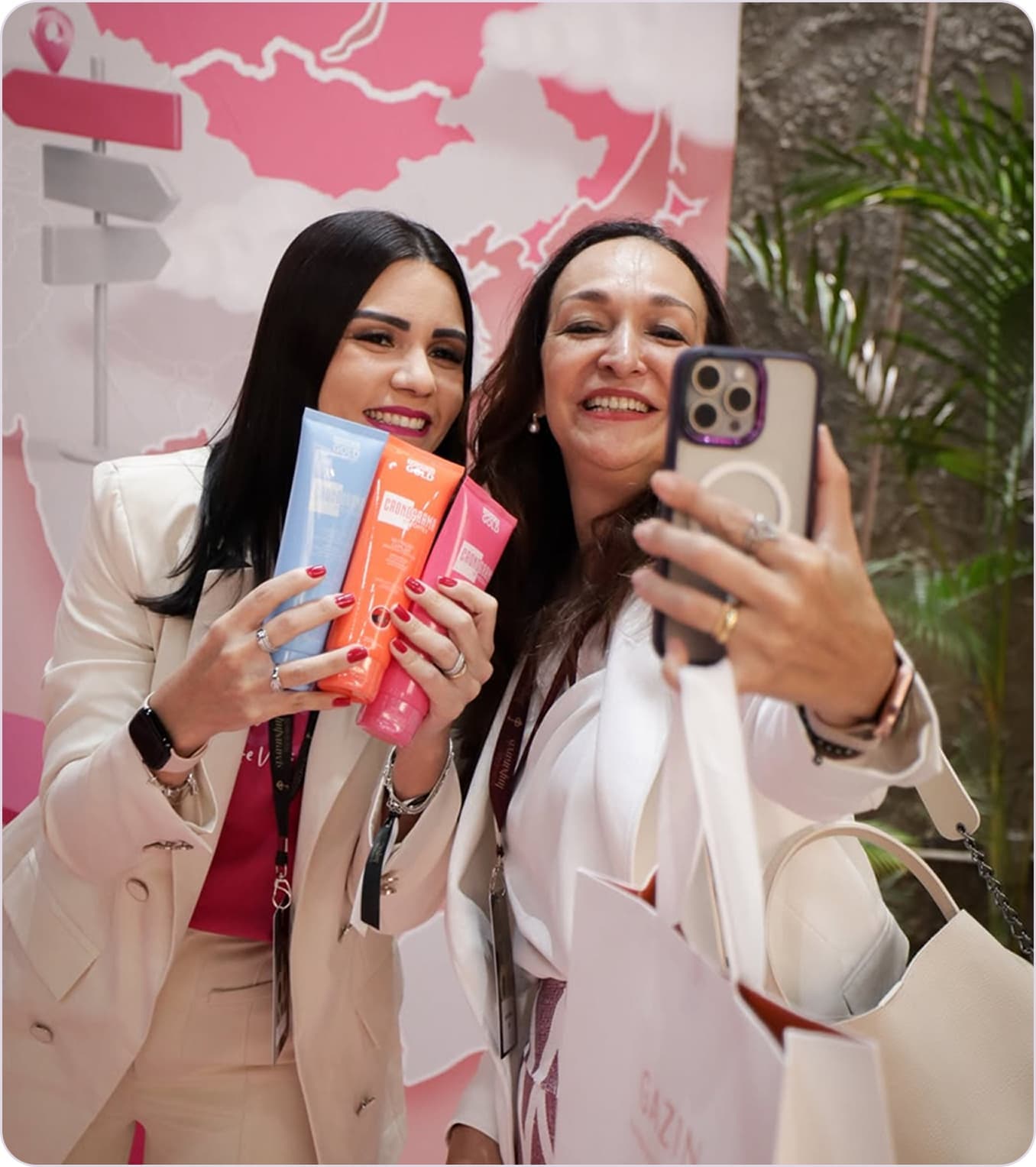 Influenciadora mostrando resultado de tratamento capilar Ybera Club