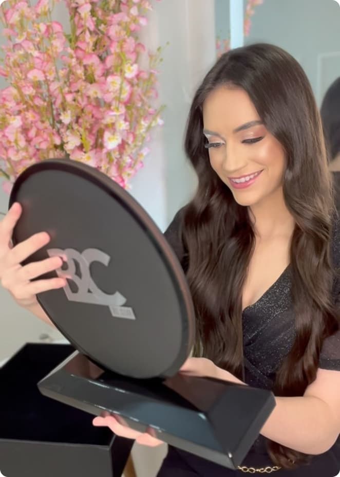 Imagem de um smartphone exibindo insights do Instagram